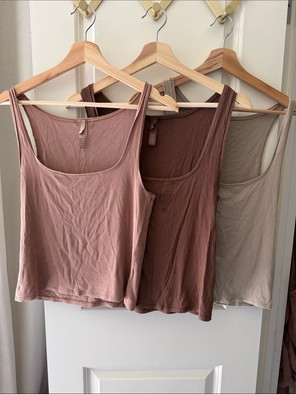 Skims Scoop Neck Tank Tops (3pack) - Neutral Mauve, Brown, Taupe